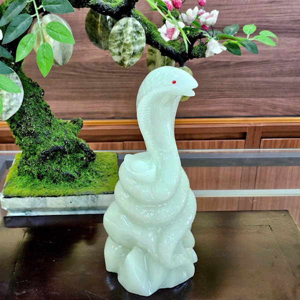Tượng Rắn Bên Nén Vàng